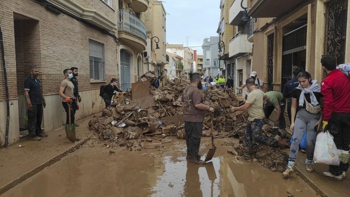 València inicia la semana sin clases, con limitaciones al tráfico y llamada al teletrabajo