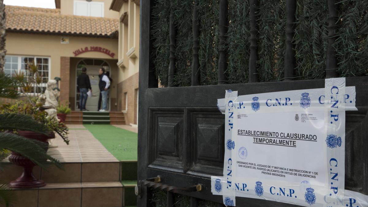 La Policía en el prostíbulo de San Vicente el día que se ejecutó la orden judicial de clausura de las instalaciones.