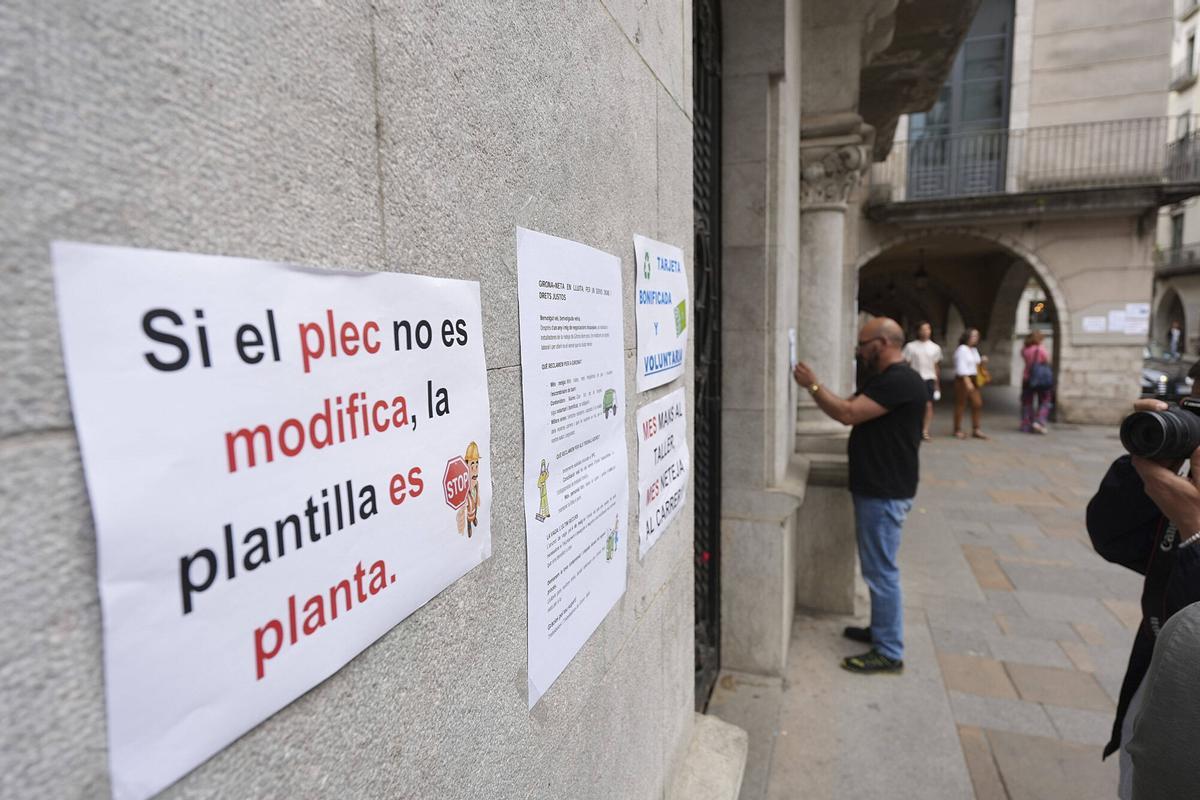 Girona plaça del Vi protesten els treballadors de Girona+Neta
