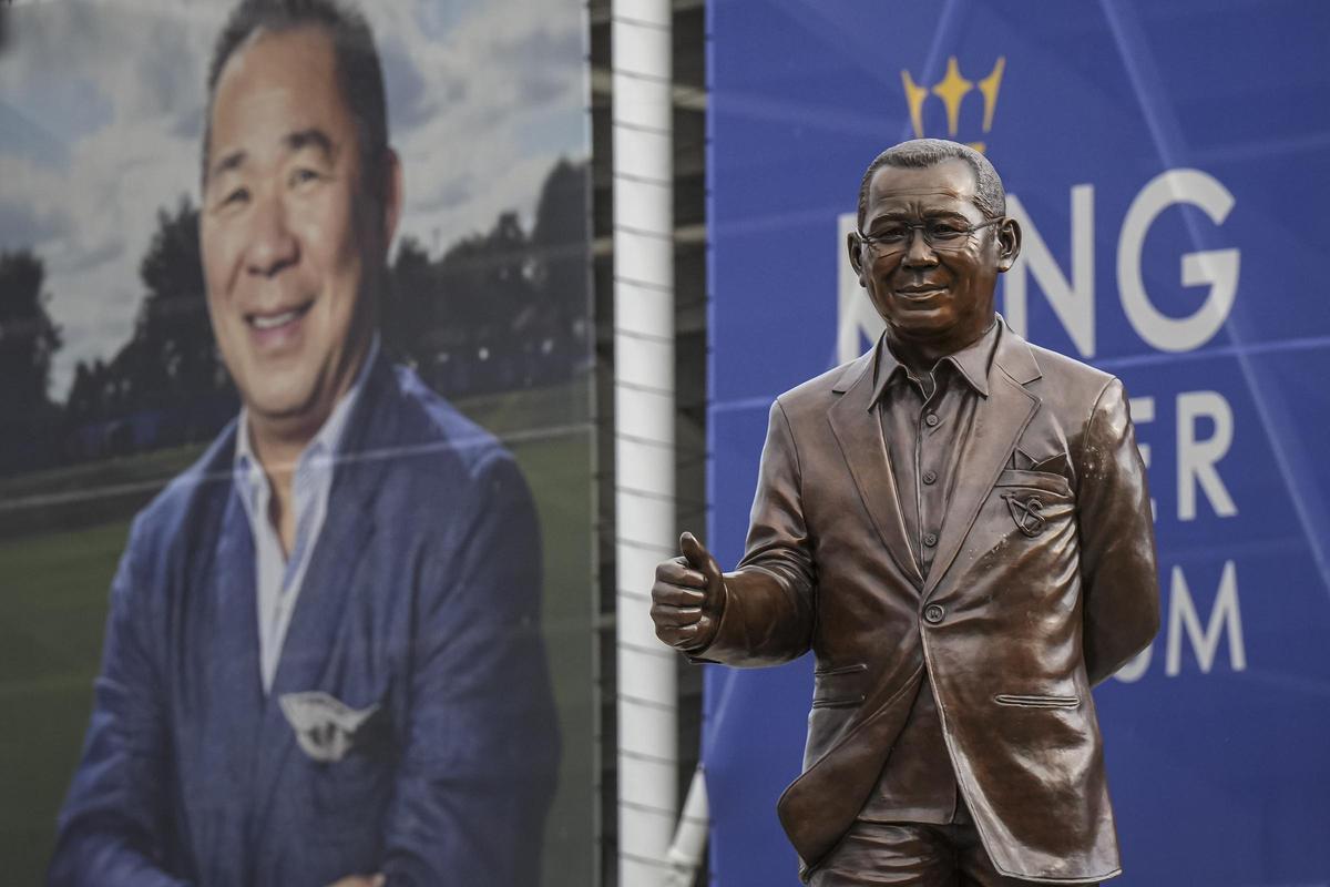 Una estatua del difunto propietario del Leicester City, Vichai Srivaddhanaprabha, situada frente al King Power stadium