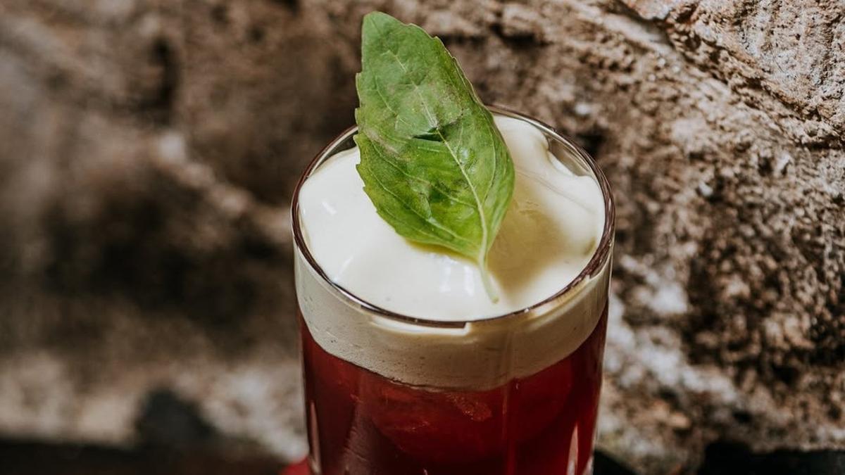 Basil’s Back, una ensalada bebible con ginebra de Collage.