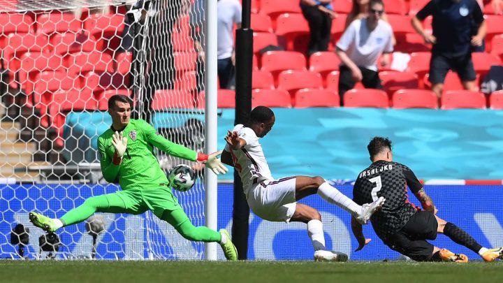 Sterling remata a portería en el gol inglés ante Croacia.