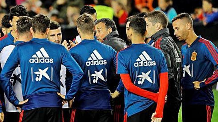 Luis Enrique se dirige a sus jugadores ayer durante el entrenamiento en Mestalla.