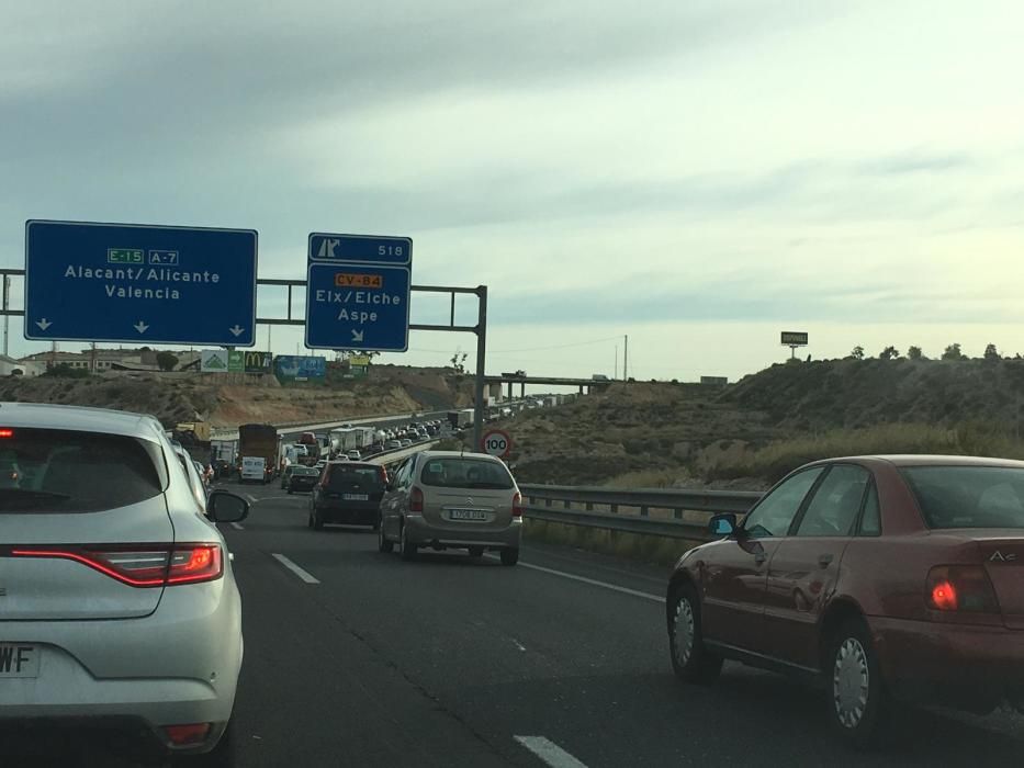 Un aparatoso accidente sin heridos en la A7 en Elche causa grandes atascos