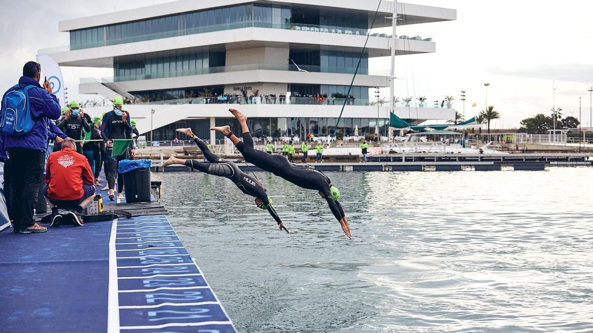 Nadadores en el triatlón de València