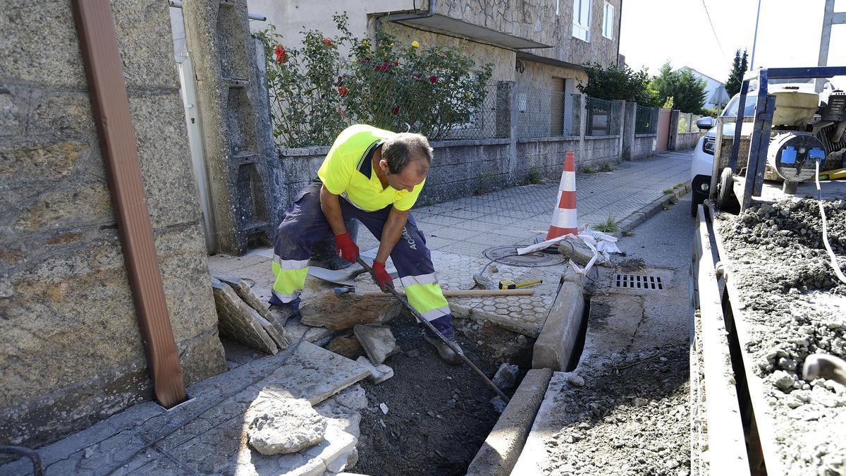 Uno de los operarios en los trabajos de reposición de los adoquines.