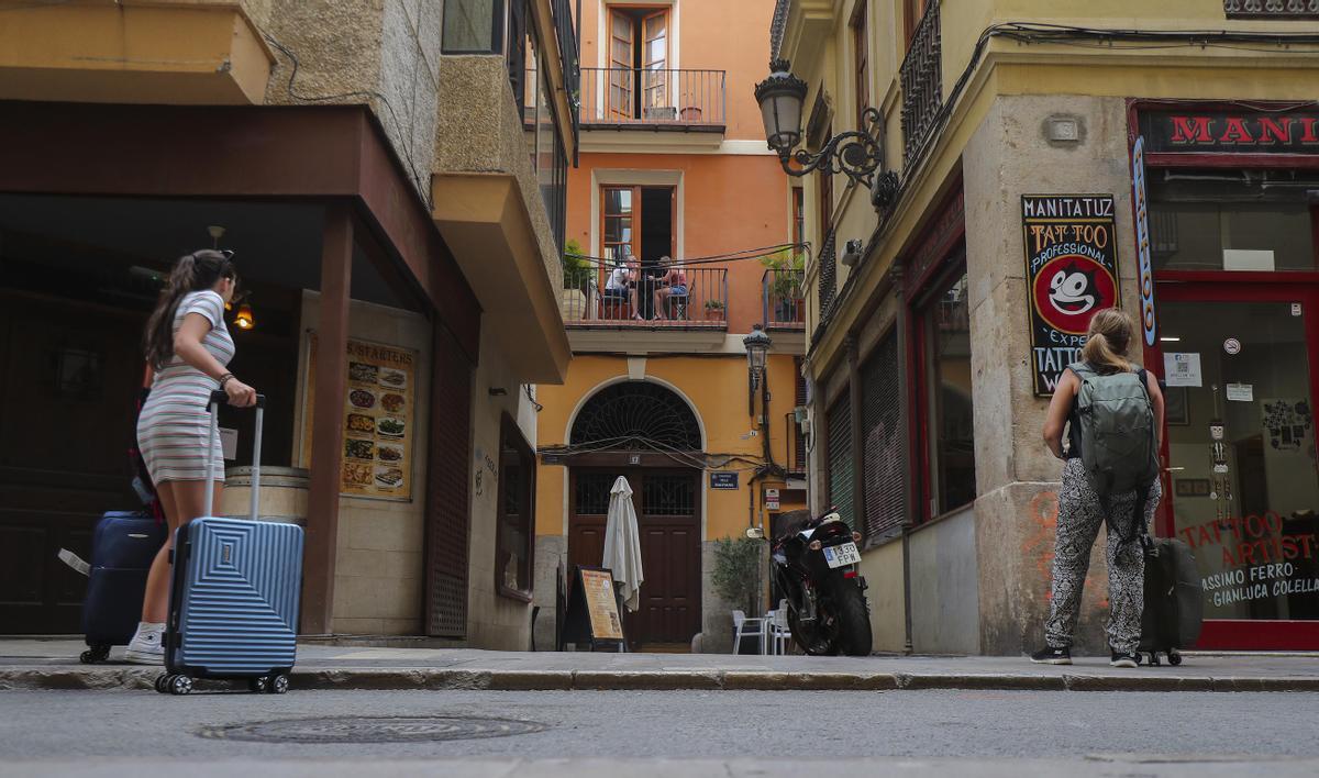 Turistas entrando a un apartamento turístico en el centro de València