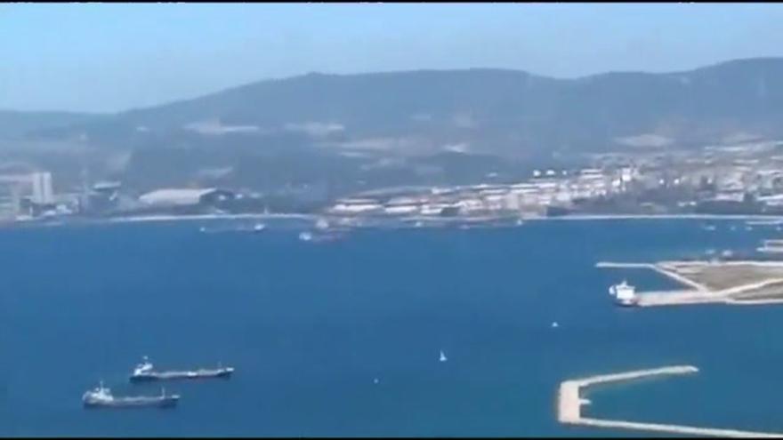 VÍDEO / Vox despliega en Gibraltar una bandera de España de tamaño gigante