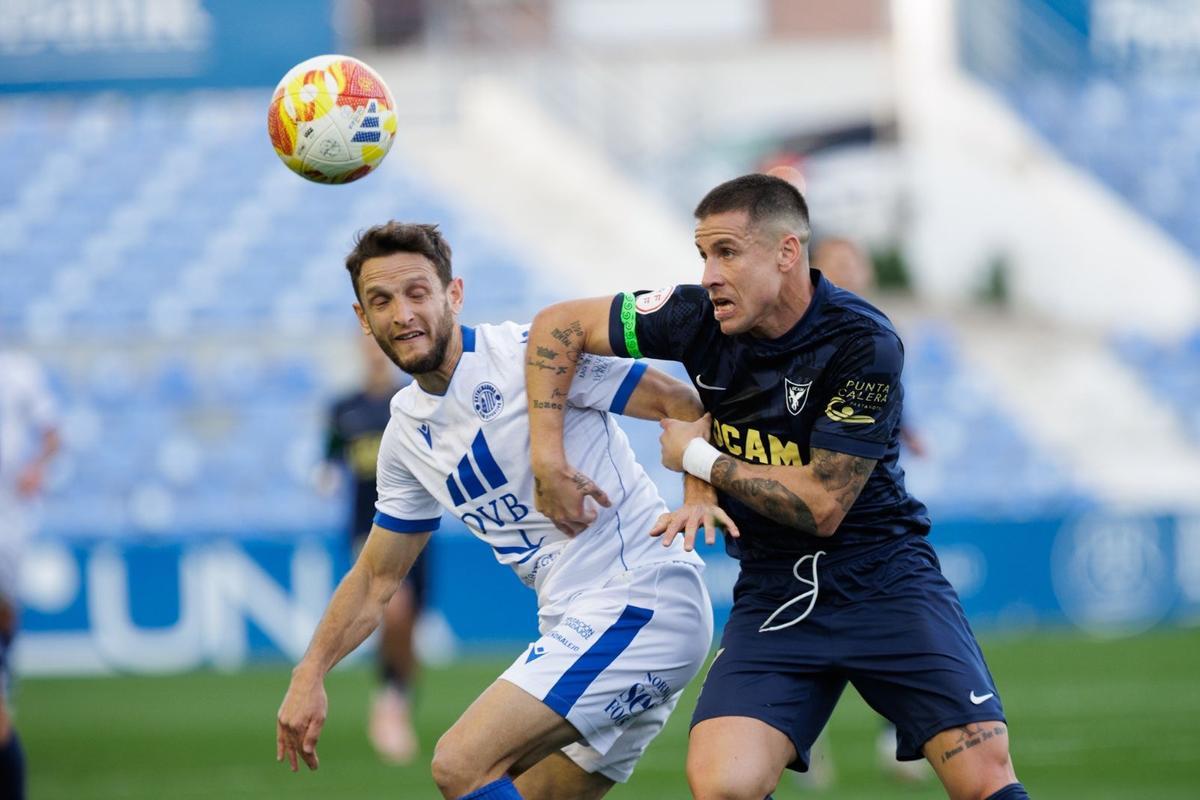 Núñez y Aquino pugnan por un balón en La Condomina.