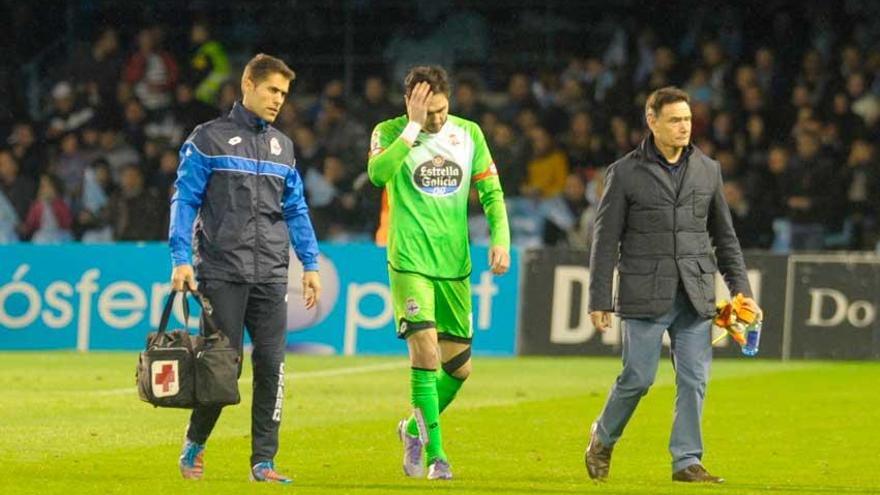 Luz retirándose en el derbi tras lesionarse.