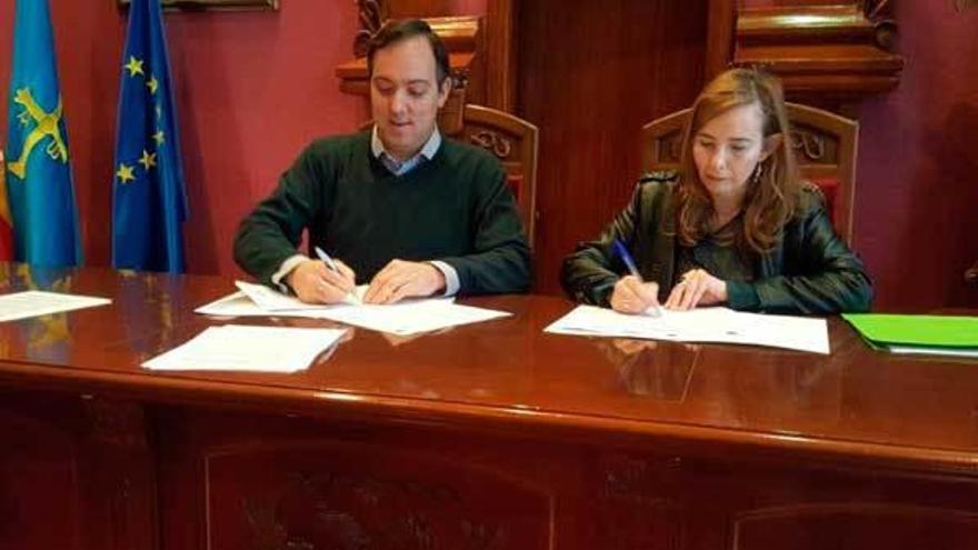 Alejandro Vega y Rocío Vega firman el convenio.