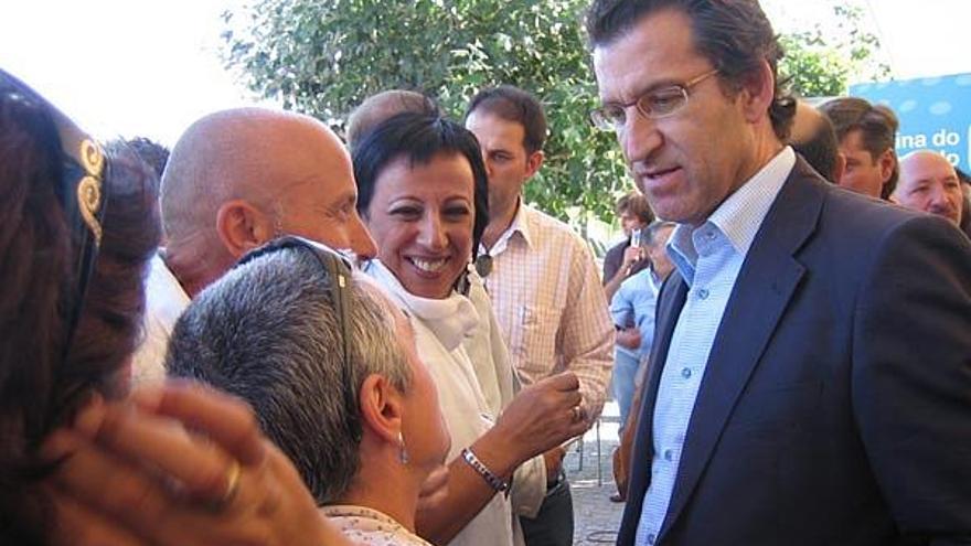 Alberto Núñez Feijóo, durante la estancia de la campaña &quot;Galicia en voz alta&quot;, ayer, en el paseo fluvial de Tui