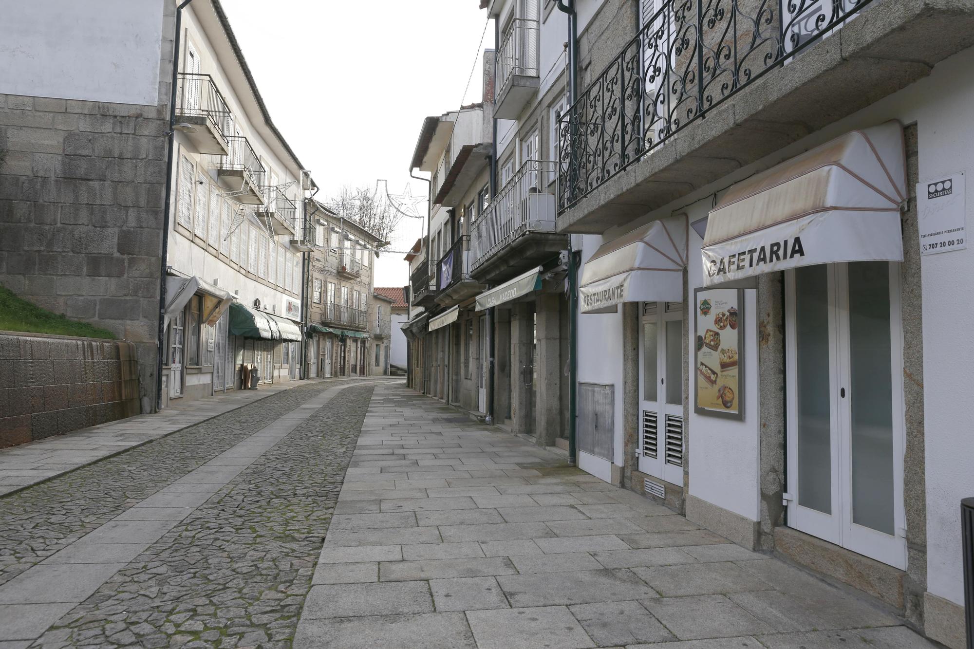 La zona vieja de Valença do Minho desierta.