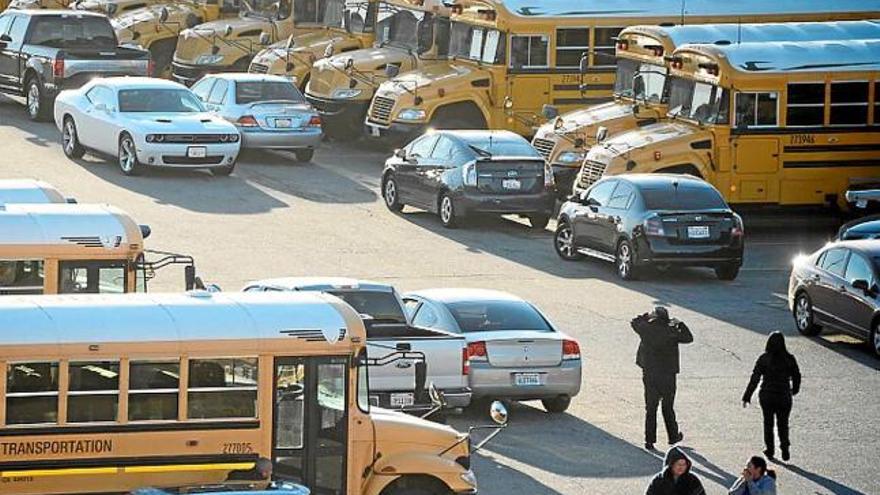 Els autobusos escolars buits després que es decretés el tancament