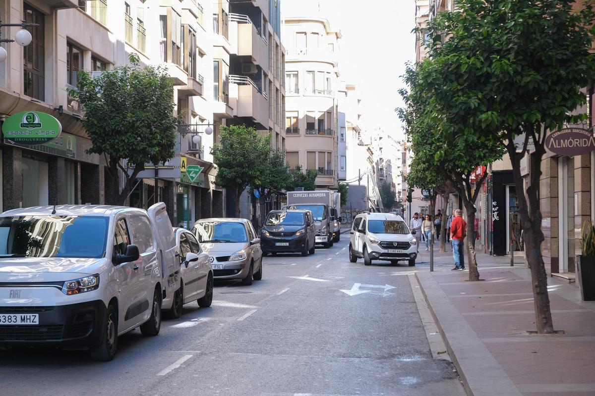 Coches en el centro de Elche, en imagen de archivo