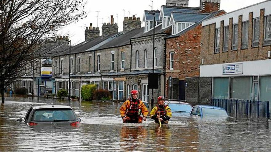 Membres del servei d&#039;emergències als carrers inundats de York