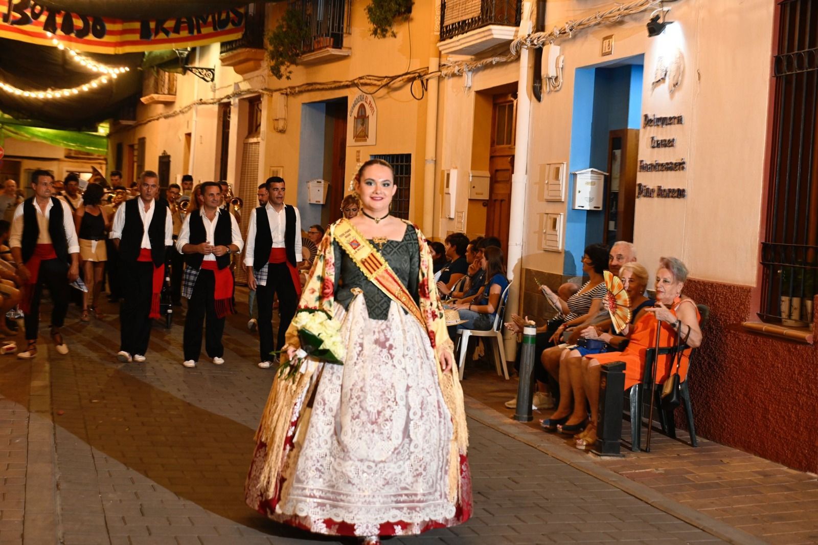 Flores para honrar a la Mare de Déu en La Nucia