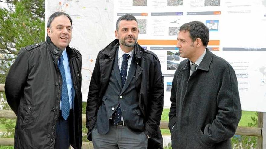 El conseller Santi Vila (al mig) presentant a Manresa les bonificacions previstes a la C-16, el desembre passat