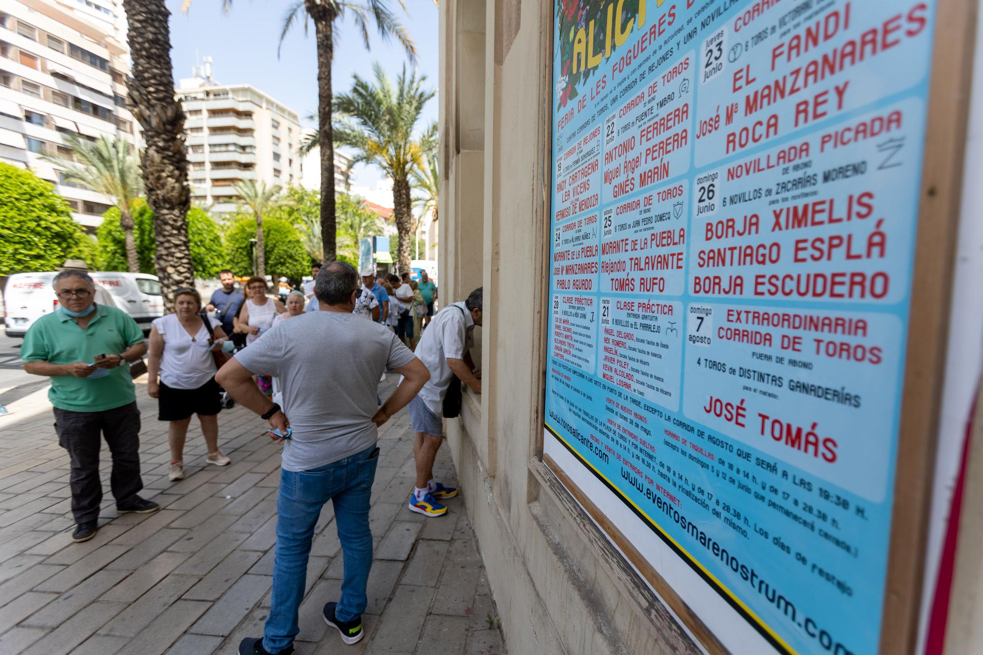 Colas para comprar entradas de la Feria taurina en la plaza de toros de Alicante