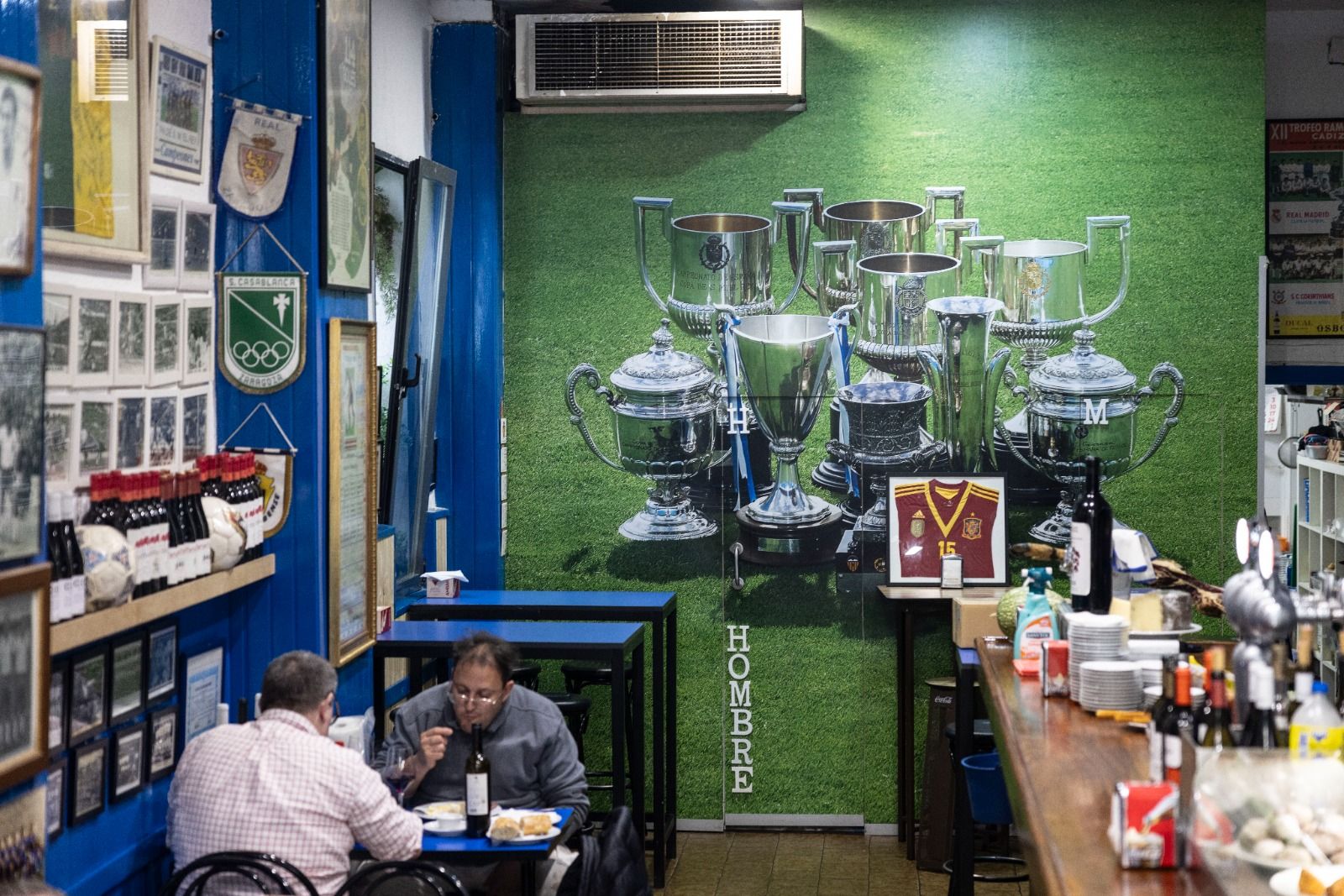 En imágenes | Bar La Romareda: un museo del Real Zaragoza, el vermú casero y la tapa de toda la vida