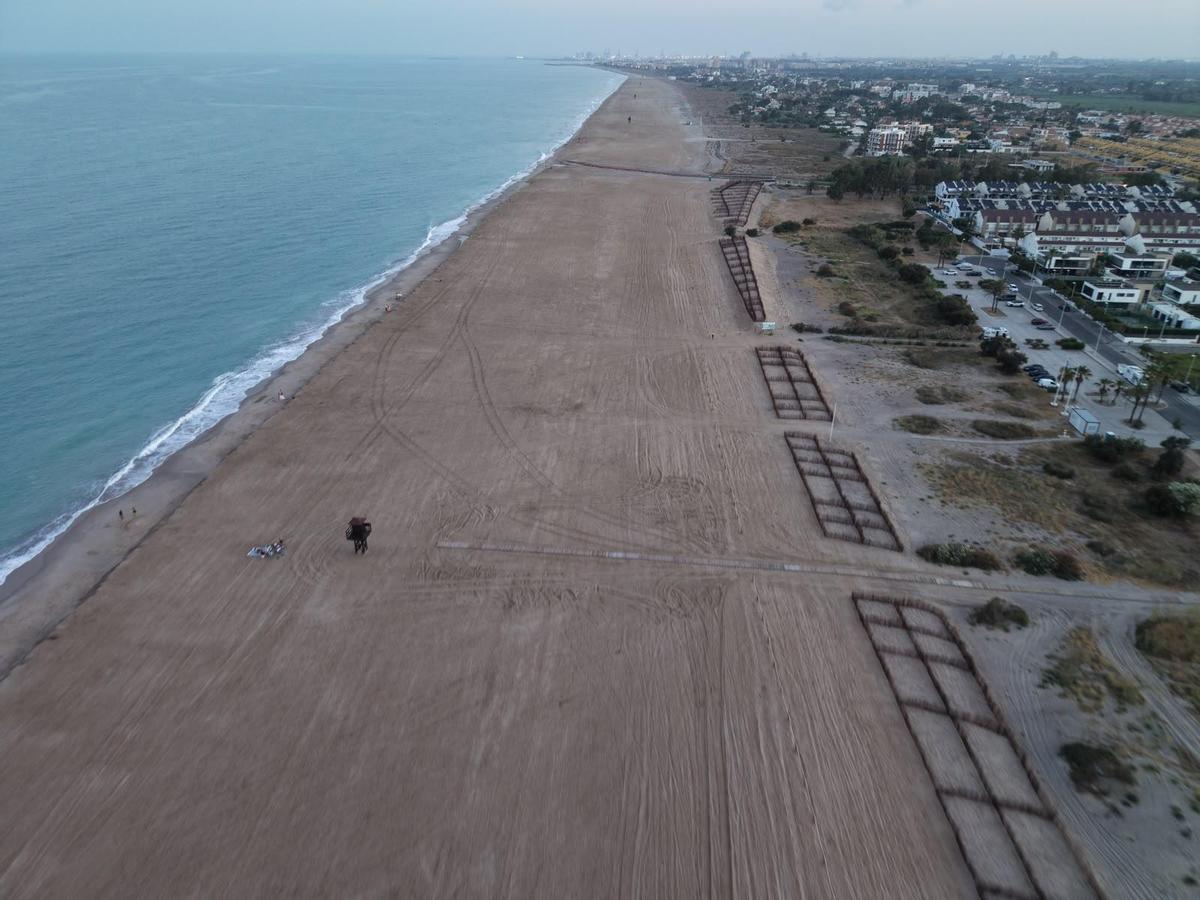 Vista aérea de la playa Malvarrosa de Corinto.
