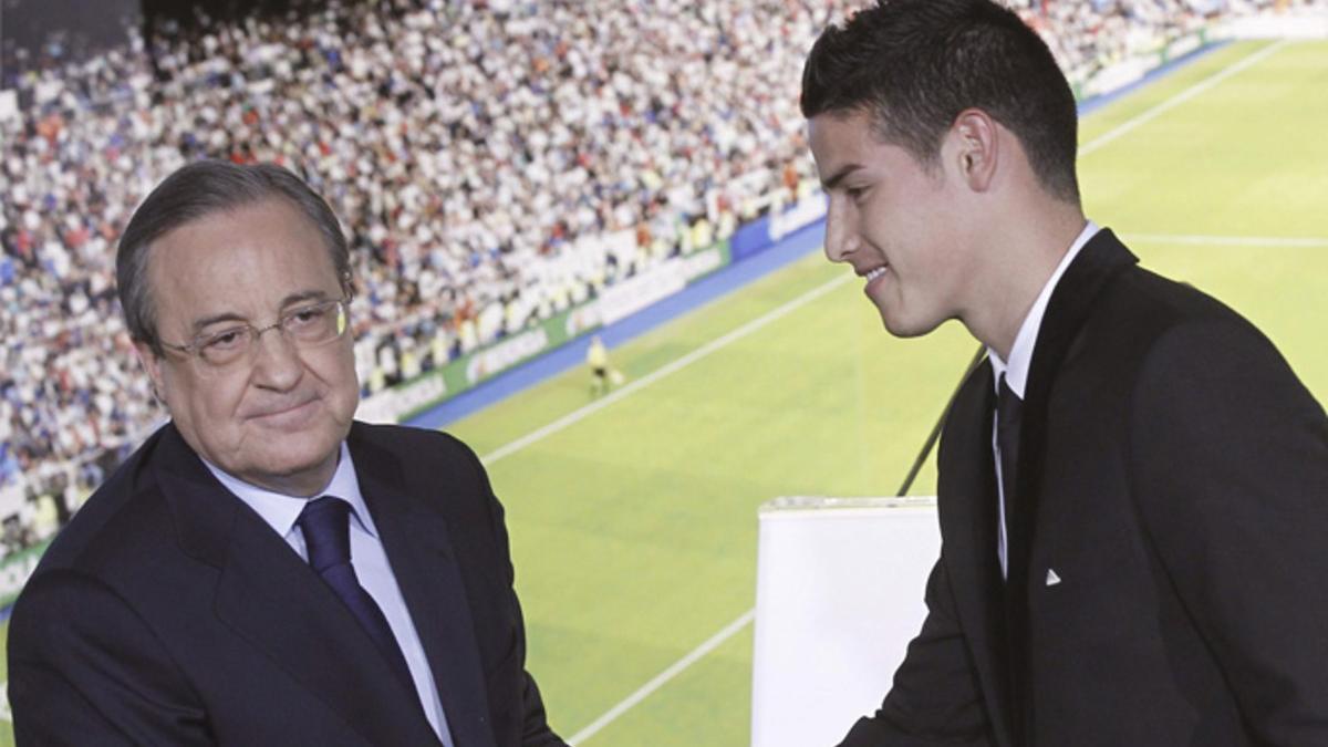 El presidente del Real Madrid Florentino Pérez con el futbolista colombiano James Rodríguez