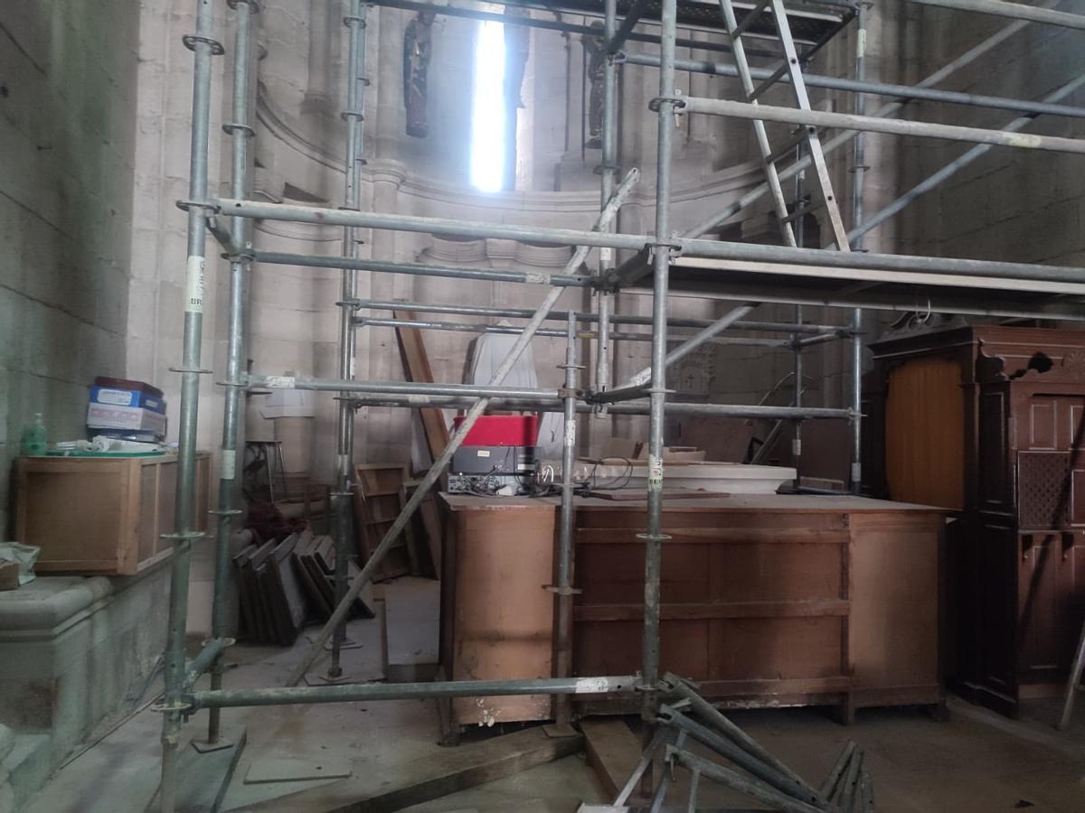 Andamios en la zona de la cabecera del templo.