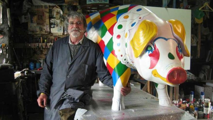 El artista cruceño Paco Lareo posa con la obra que inspira la insignia de la Feria do Cocido de 2016.