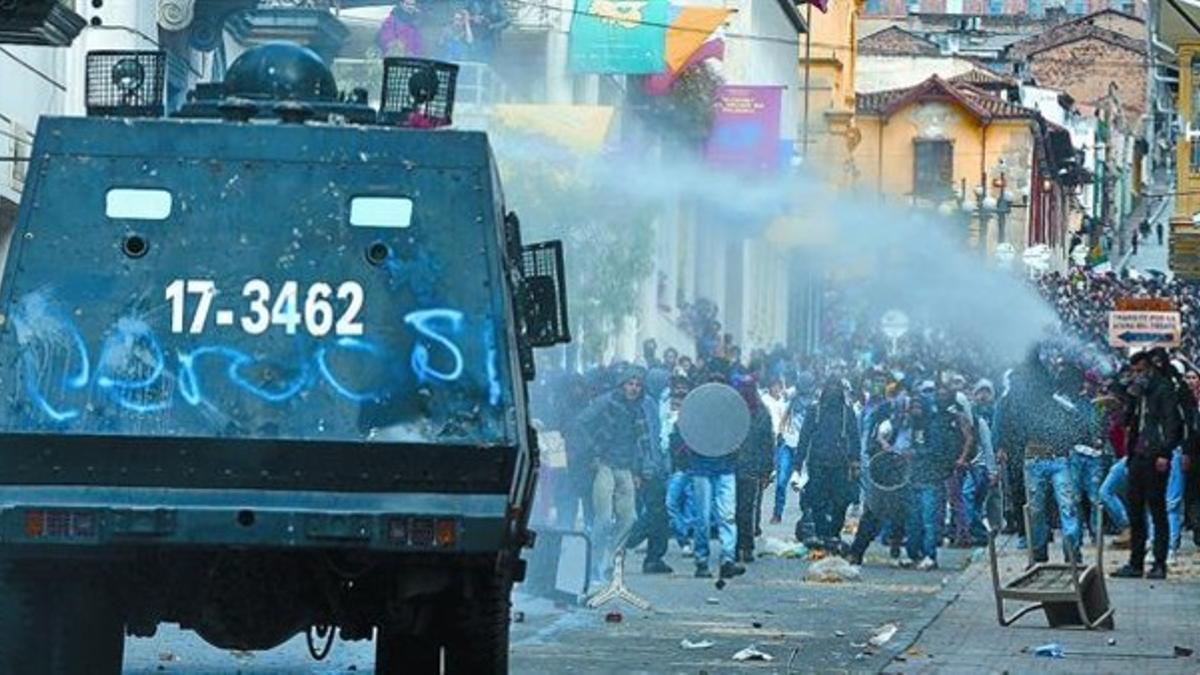 Una tanqueta de la policía antidisturbios dispersa a un grupo de manifestantes en Bogotá, el jueves.