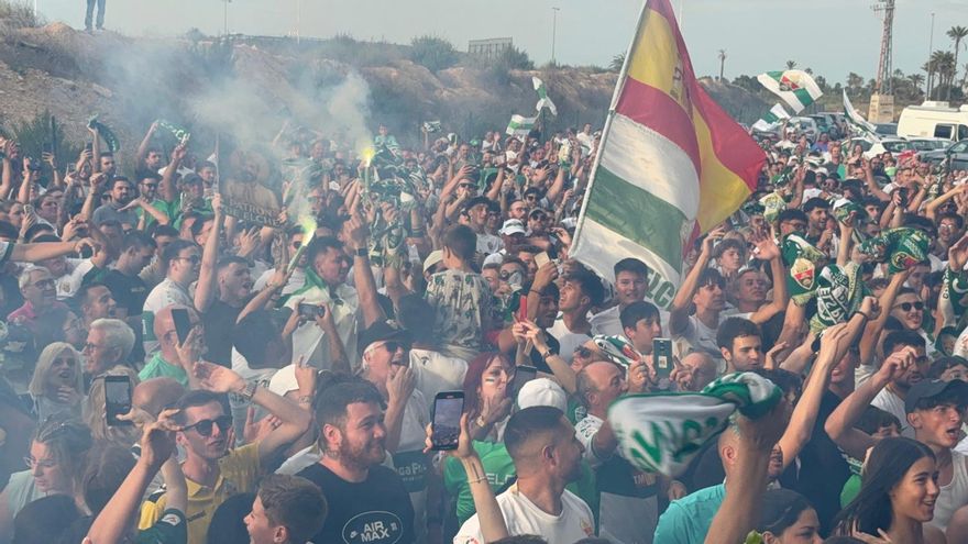 El Martínez Valero se llena de aficionados para celebrar el ascenso del Elche CF en la casa franjiverde