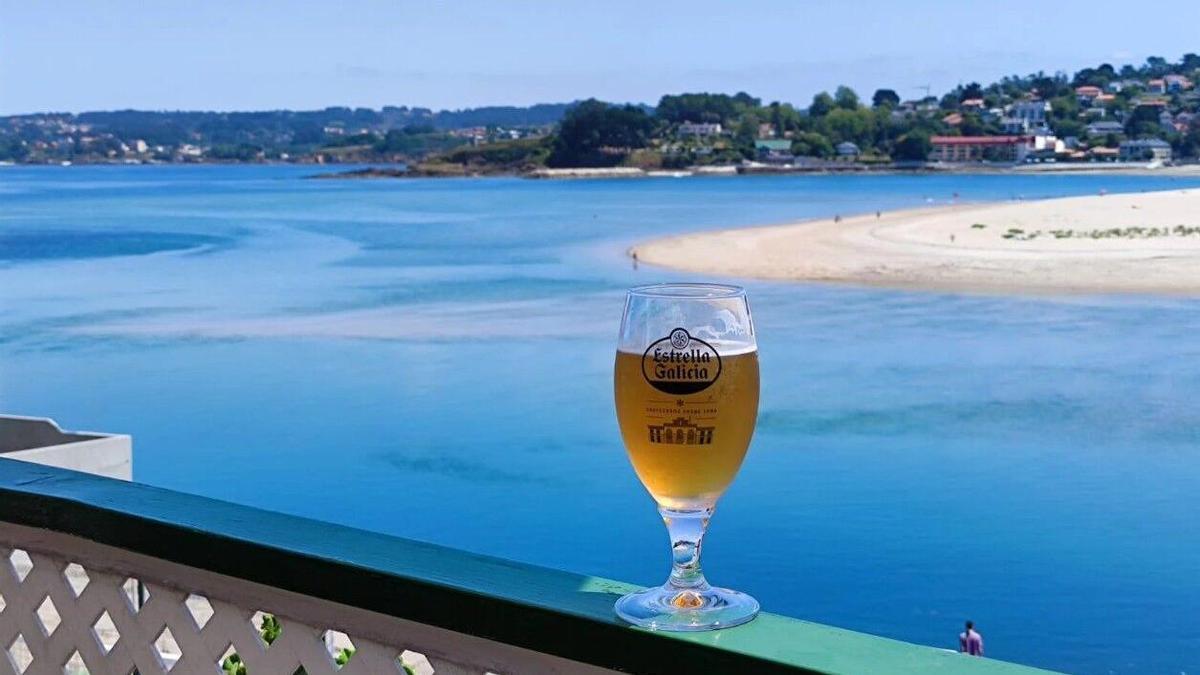 La terraza que corona el bar más antiguo de A Coruña, con vistas a la ría de O Burgo y la playa de Santa Cristina.