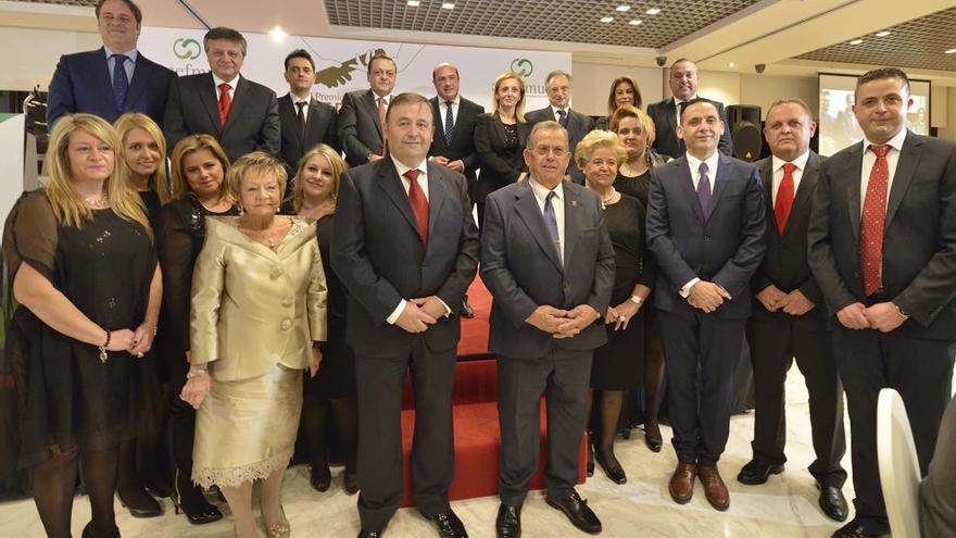 Autoridades, miembros del jurado y representantes de Amefmur  posan junto a los galardonados