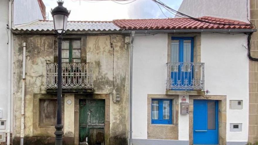 Dos de las denominadas Casas do Remo de Rianxo, gemelas, permiten ver la diferencia tras la rehabilitación.