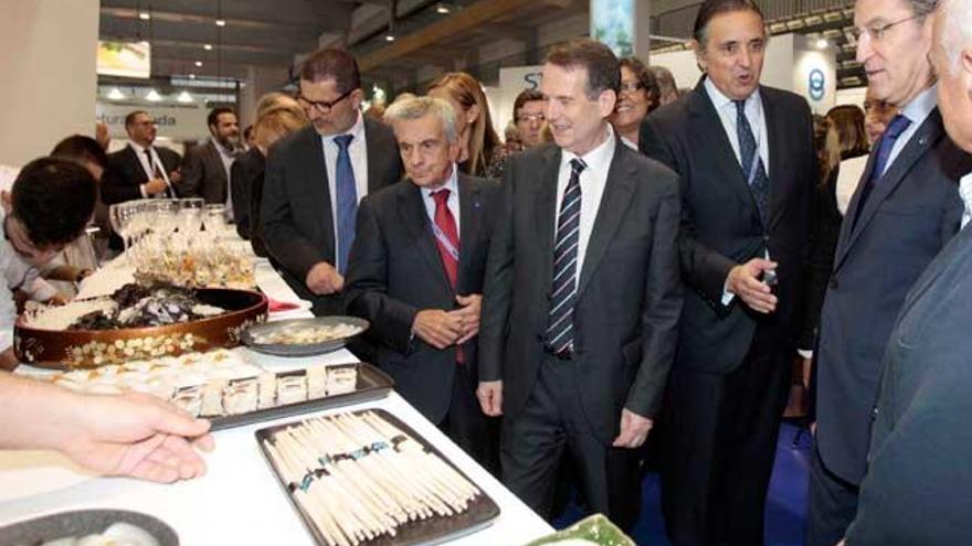 Abel Caballero y Núñez Feijóo, en la feria del congelado Conxemar. //J. LORES