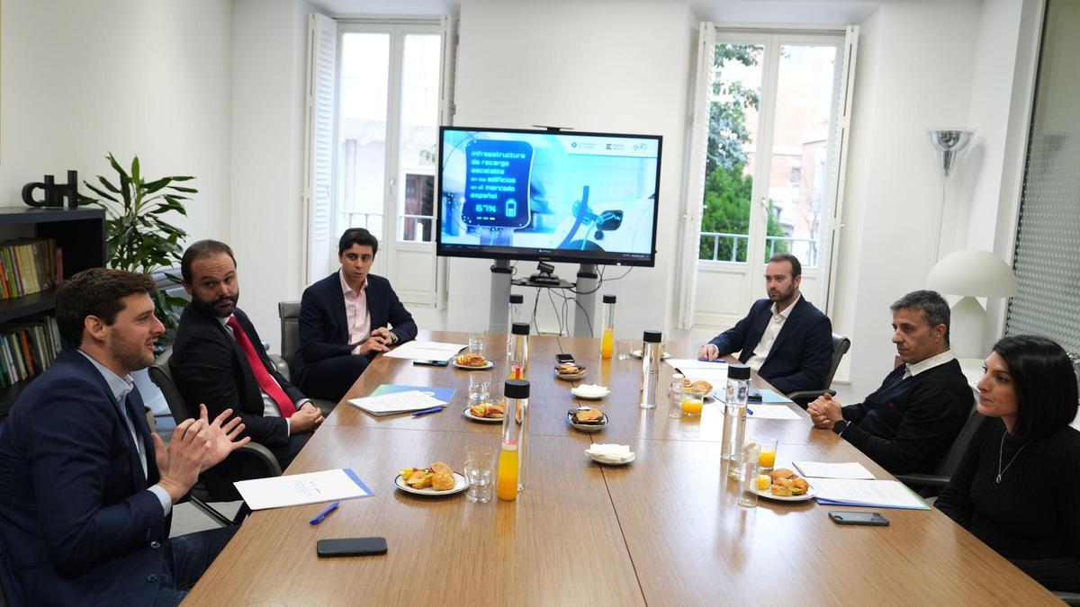 De izquierda a derecha, Adrien Castanié (ChargeGuru), Rubén del Río (JLL), Gabriel Santamarina (‘El Periódico de España’), Javier Martínez (ChargeGuru), Jorge Merino (CBRE) y Sarai Gómez (Cushman&amp; Wakefield).