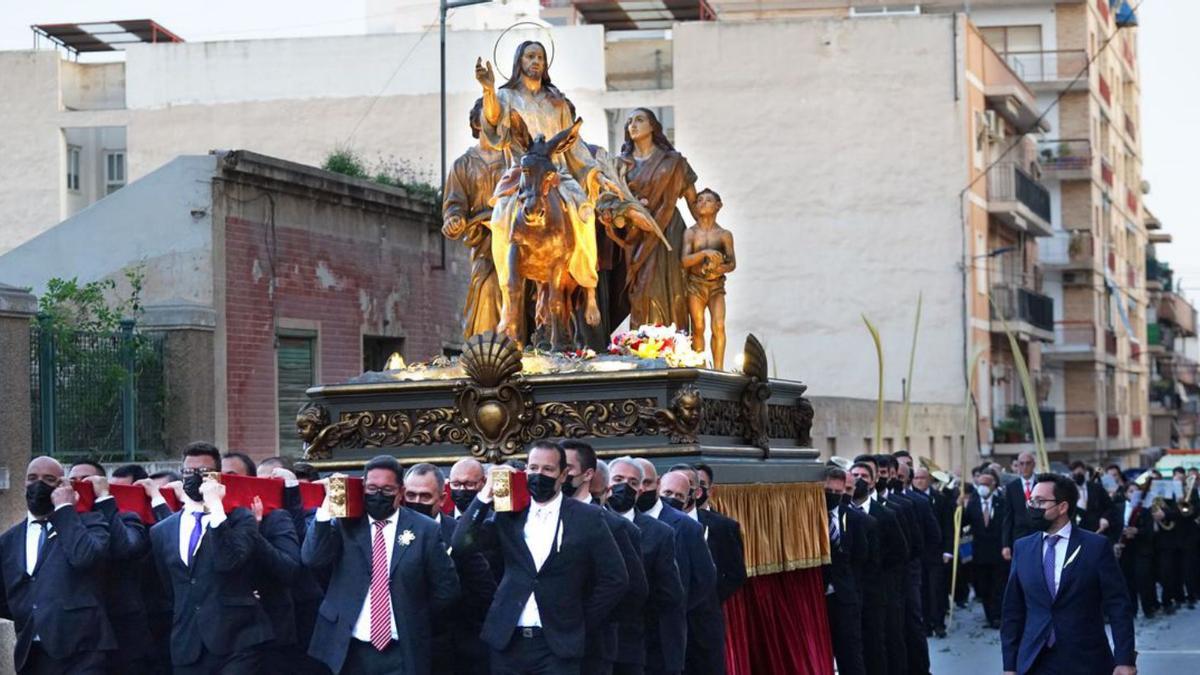 Niña vestida de ebrea
y mujeres con la tradicional
mantilla. FERNANDO MORENO mas