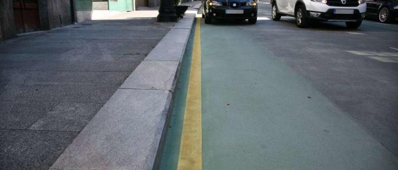 Un vehículo estacionado en línea amarilla en la Avenida Bos Aires. // Bernabé/Luismy