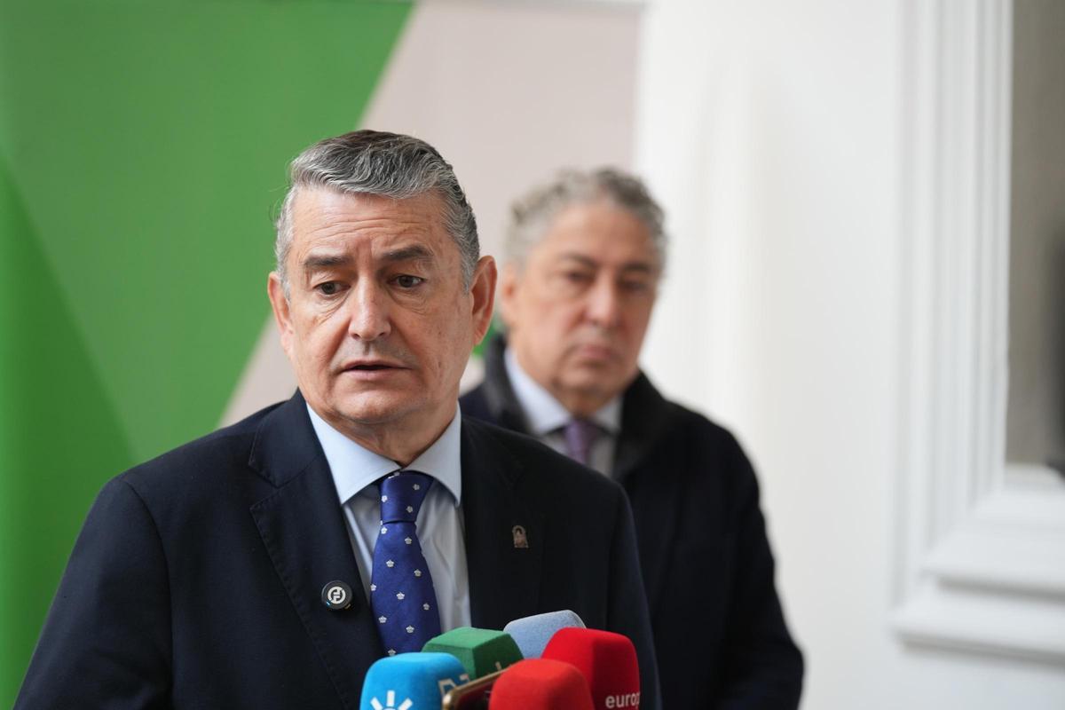 El consejero de Sanidad, Presidencia y Emergencias de la Junta de Andalucía, Antonio Sanz, en declaraciones a los medios este miércoles, en Sevilla.
