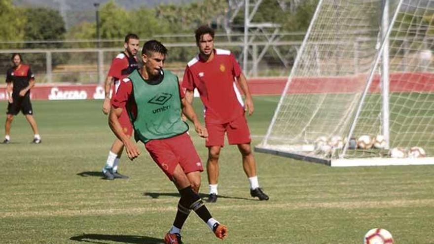 Xisco Campos golpea el balón, ayer en Son Bibiloni.