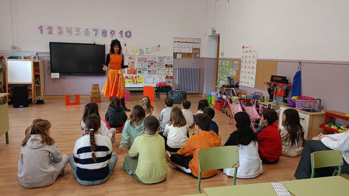 Lu de Lurdes imparte sesiones de cuentacuentos a los más pequeños.