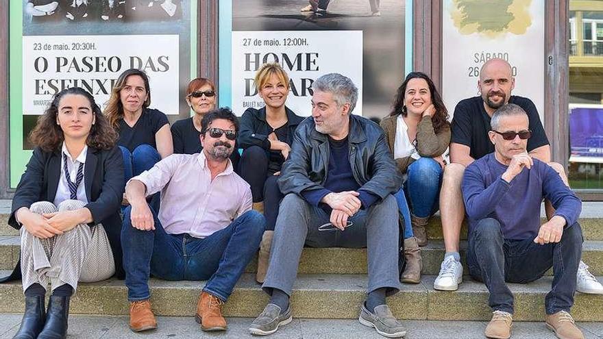 Elenco de la compañía Teatro Proscrito, frente al teatro Colón, con Lino Braxe, cuarto por la derecha.