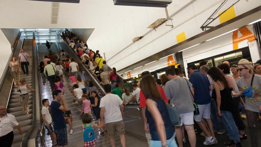 Parada del TRAM de Luceros llena de usuarios