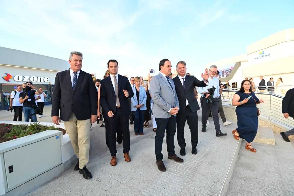 Torrevieja estrena el Paseo del Mar como nuevo espacio de ocio en el puerto