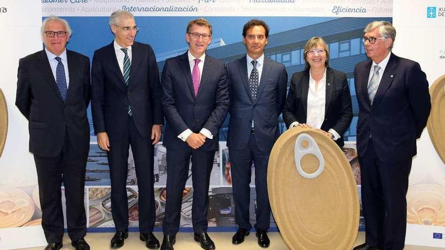 Desde la izq., el director general de Ordenación Pesquera, José Luis Serrano; el conselleiro de Economía, Francisco Conde; el presidente de la Xunta, Alberto Núñez Feijóo; el presidente de Anfaco, Jesús Alonso Escurís; la conselleira do Mar, Rosa Quintana; y el secretario general de Anfaco, Juan Vieites . // Marta G. Brea