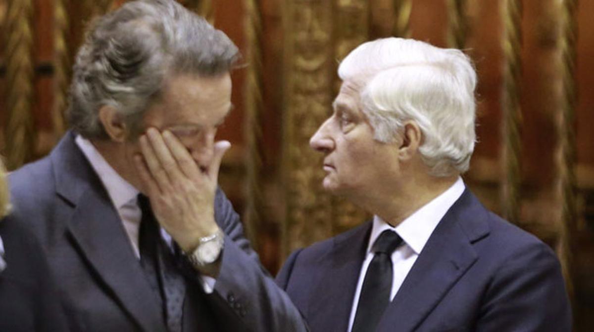 Alfonso Díez, viudo de Cayetana de Alba, y Carlos Martínez de Irujo, primogénito de la duquesa, durante el funeral.