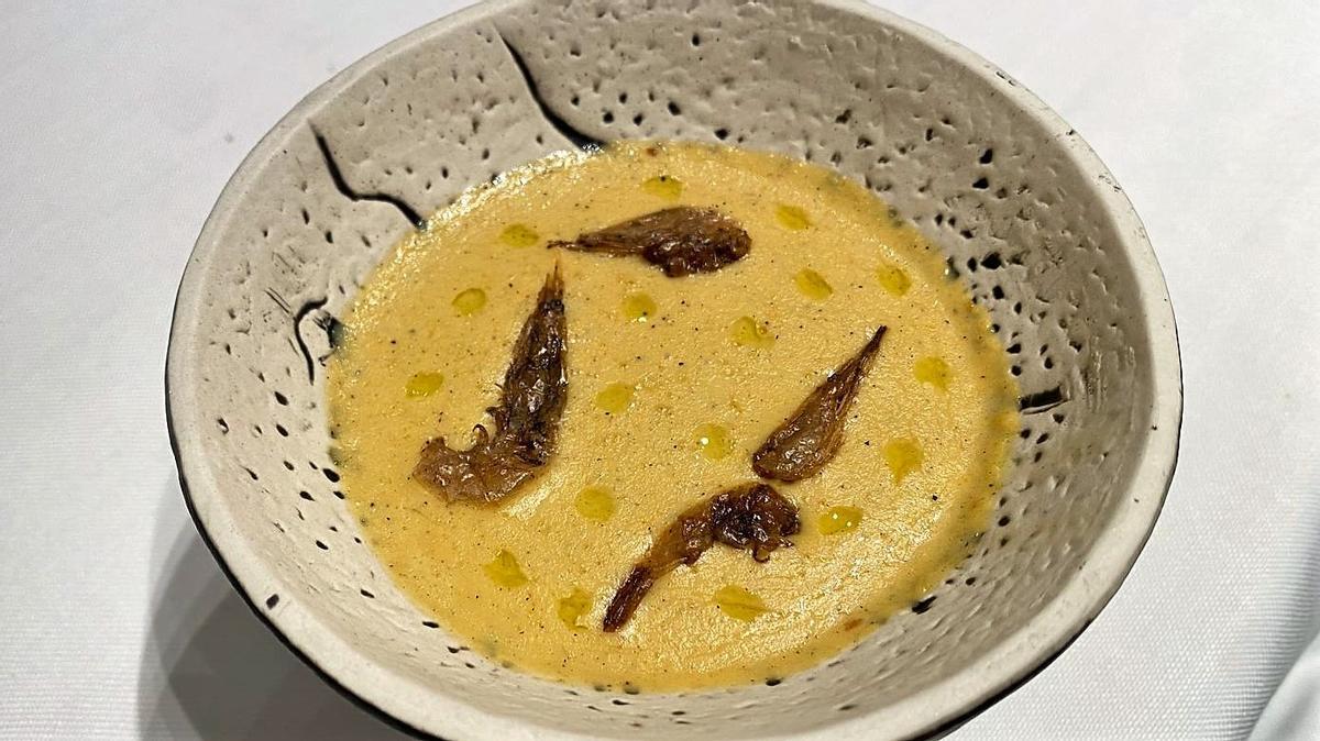 Crema de maíz con gambas de cristal a la parrilla y un toque de vainilla de Ecuador.