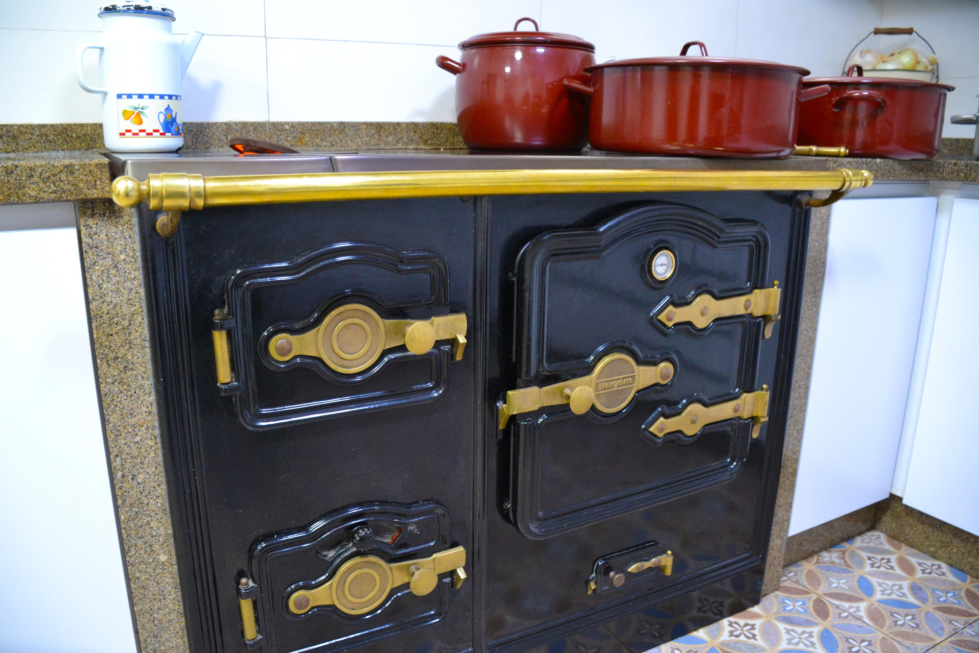 Cocina de carbón en el restaurante La Teyera.