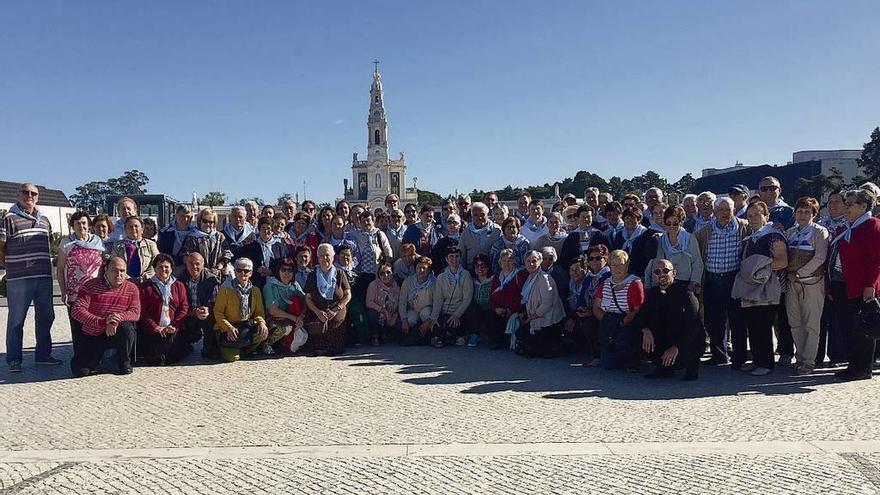 Grupo de peregrinos desplazados a Portugal para visitar a la Vírgen de Fátima.