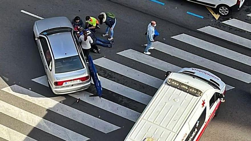 El hombre, tendido en la calzada de la avenida de la Constitución.