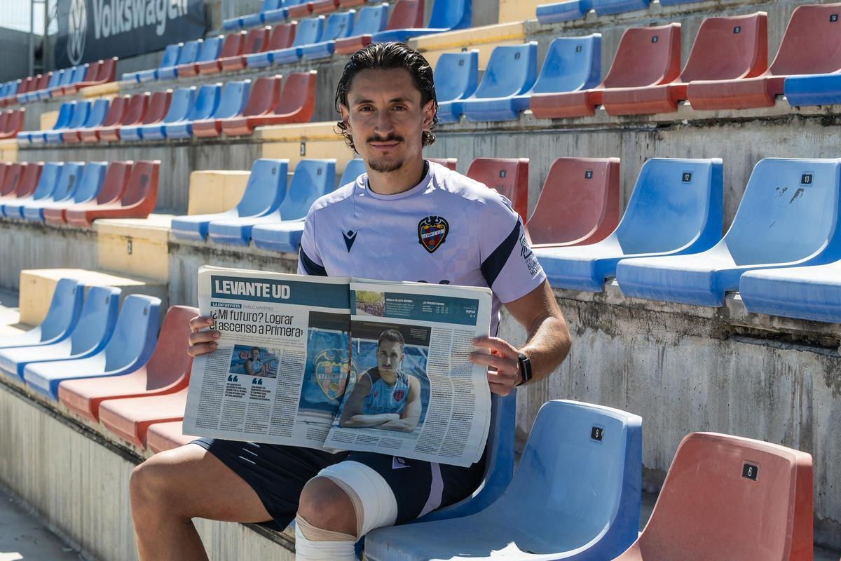 Pablo Martínez, posando con el SUPER de una entrevista en 2024.